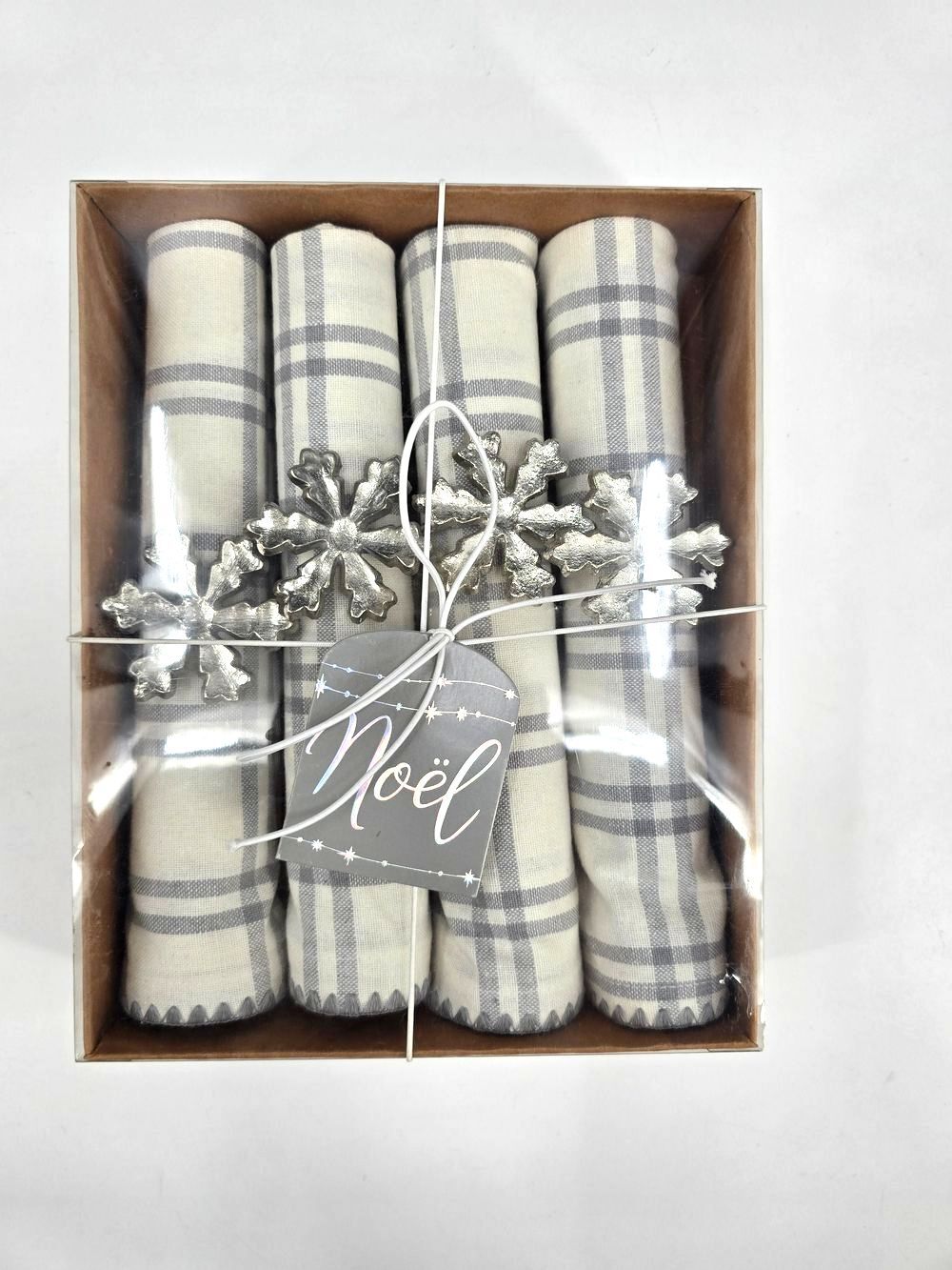 Noel Holiday 4 Plaid Gray And Cream Napkins with 4 Silver Napkin Rings NEW